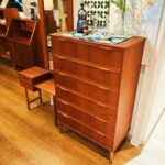 デンマークヴィンテージチェスト。高さ120cm、美しい木目の収納家具。飾る楽しさも。職人技術が光る逸品を店頭で
