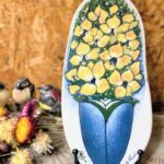ヘルヤ・リウッコ＝スンドストロムのセラミックアート。繊細な色使いと温かみあるタッチで花々を描いた作品。壁掛けも可能。北欧デザイン好きな方へ