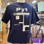 アペテラオリジナルTシャツ。デンマーク語「PYT(ピュット)=まあいいか」がモチーフ。北欧の心をほどく言葉を、柔らかなTシャツにのせて。初夏に。