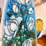 ヘルヤ・リウッコ＝スンドストロムの陶板作品。北欧の自然を映した花のデザインが、お部屋に優しい空気をもたらします。