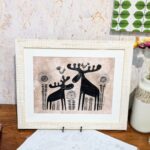 ハイジ・ランゲの温もりあふれるアート。自然や動物をユーモアと優しさで描く作風は、北欧インテリアに最適。親子のヘラジカが癒しを届けます。