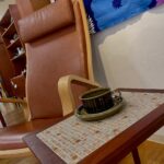 お気に入りの空間に、持ち運び簡単でどこにでも置けるヴィンテージタイルサイドテーブルはいかがですか？水滴も気兼ねなく使えます。