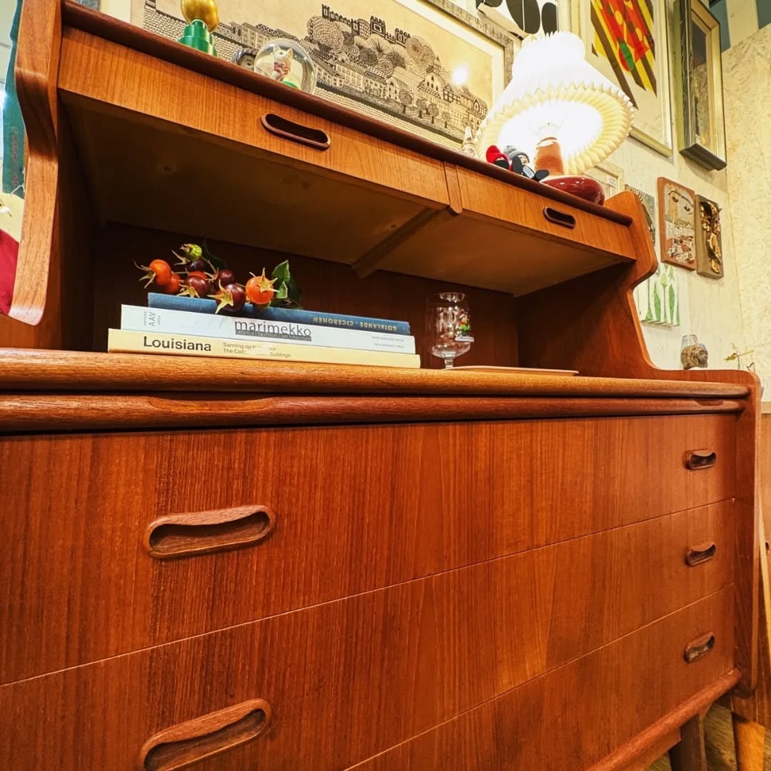 ぬくもりを重ねる北欧デンマークヴィンテージのチーク材ビューロ|ヴィンテージ北欧家具、インテリア アペテラ 仙台パルコB1F