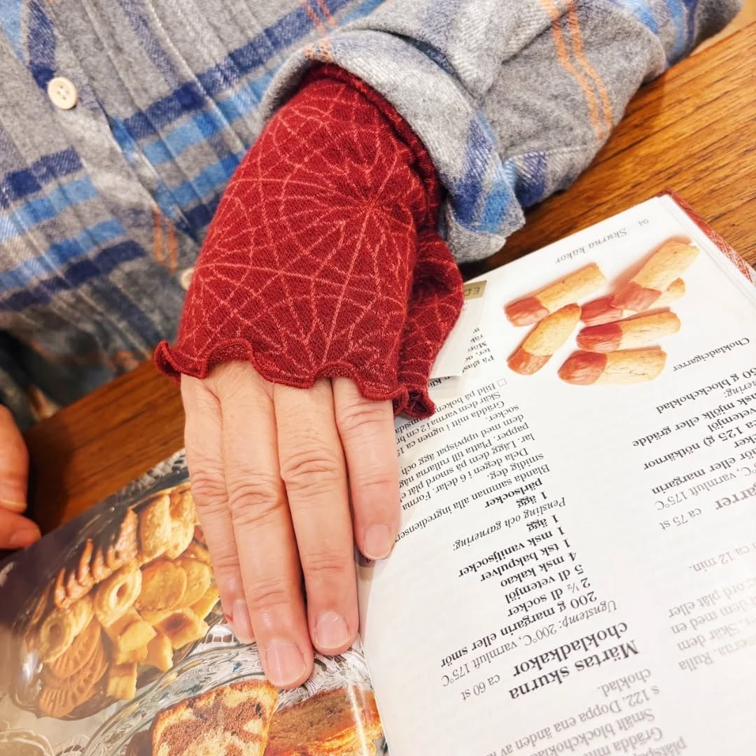 スウェーデンEdursdotterのリストウォーマーとマフラ｜ヴィンテージ北欧家具、インテリア アペテラ 仙台パルコB1F