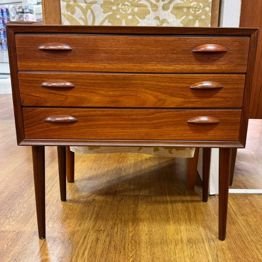 デンマーク製のヴィンテージチェスト。チーク材の温もりと丸い取｜ヴィンテージ北欧家具、インテリア アペテラ 仙台パルコB1F