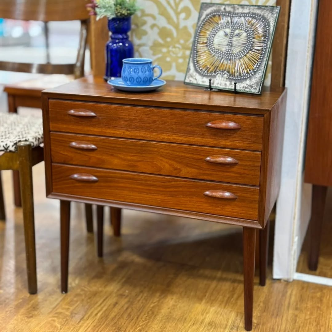 デンマーク製のヴィンテージチェスト。チーク材の温もりと丸い取｜ヴィンテージ北欧家具、インテリア アペテラ 仙台パルコB1F