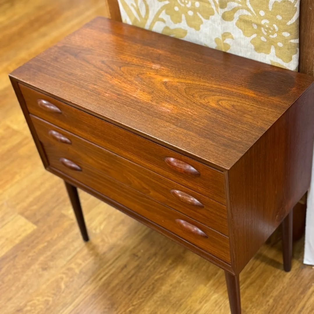 デンマーク製のヴィンテージチェスト。チーク材の温もりと丸い取｜ヴィンテージ北欧家具、インテリア アペテラ 仙台パルコB1F