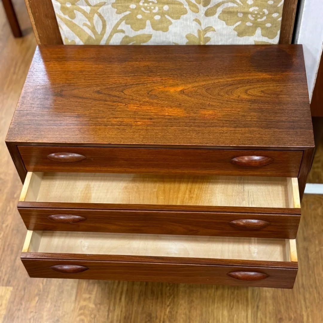 デンマーク製のヴィンテージチェスト。チーク材の温もりと丸い取｜ヴィンテージ北欧家具、インテリア アペテラ 仙台パルコB1F