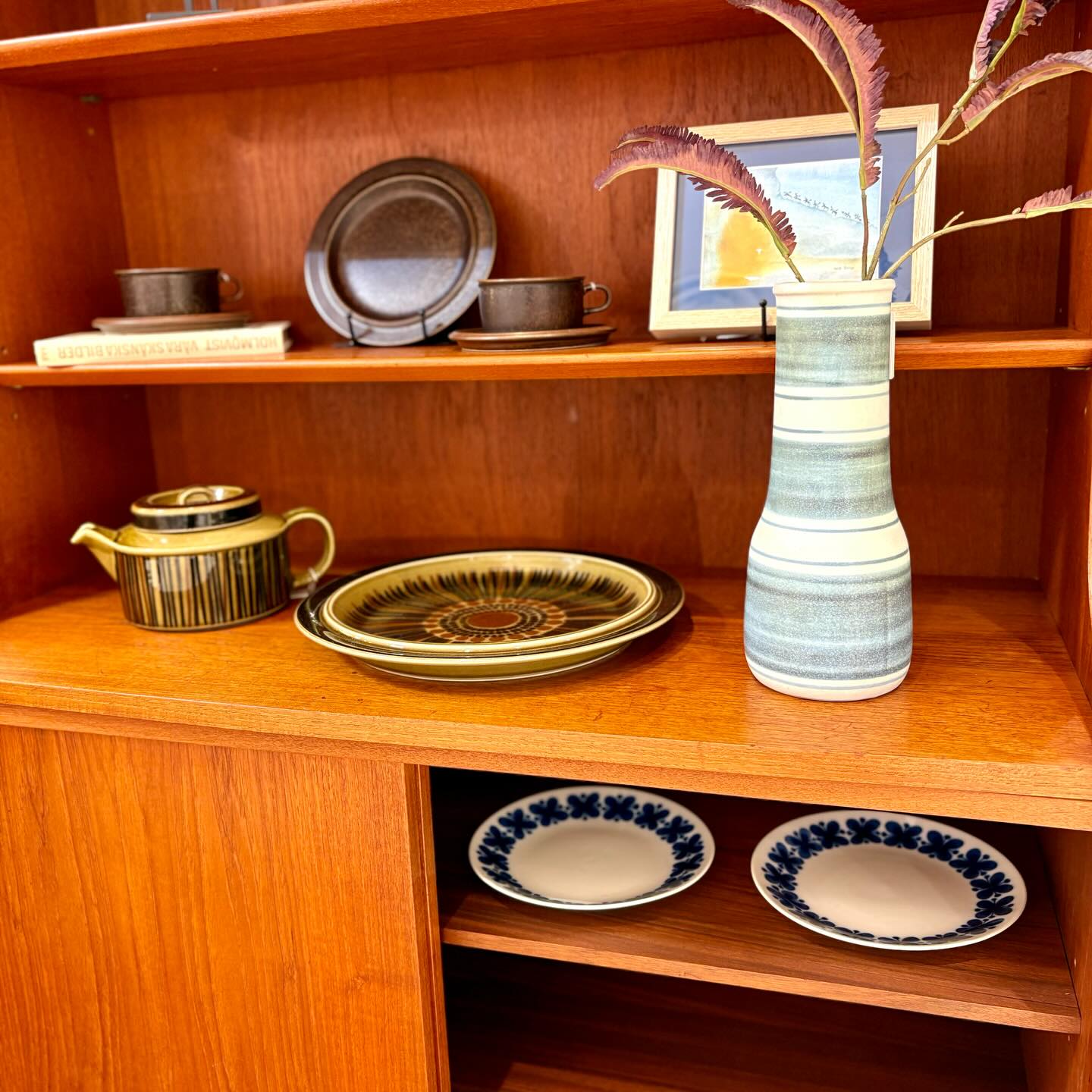 デンマークビンテージの背高キャビネットは、北欧らしいデザイン｜ヴィンテージ北欧家具、インテリア アペテラ 仙台パルコB1F