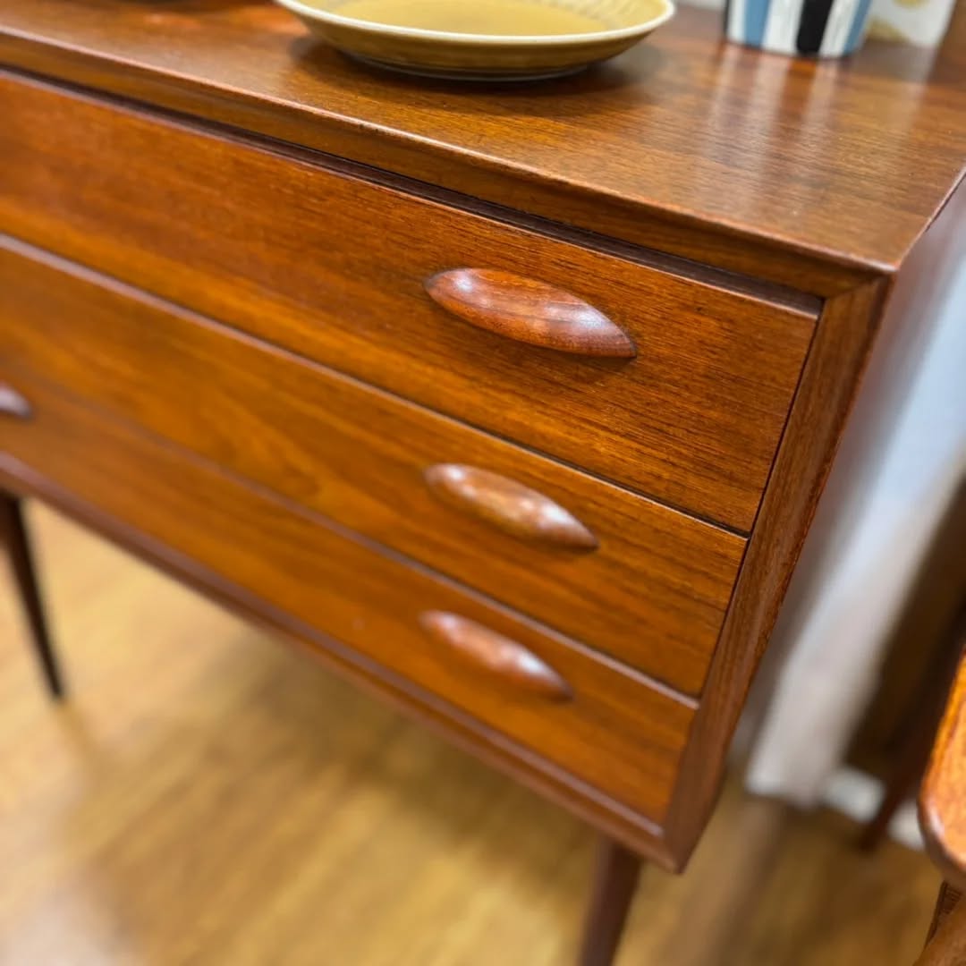 デンマーク製のヴィンテージチェスト。チーク材の温もりと丸い取｜ヴィンテージ北欧家具、インテリア アペテラ 仙台パルコB1F