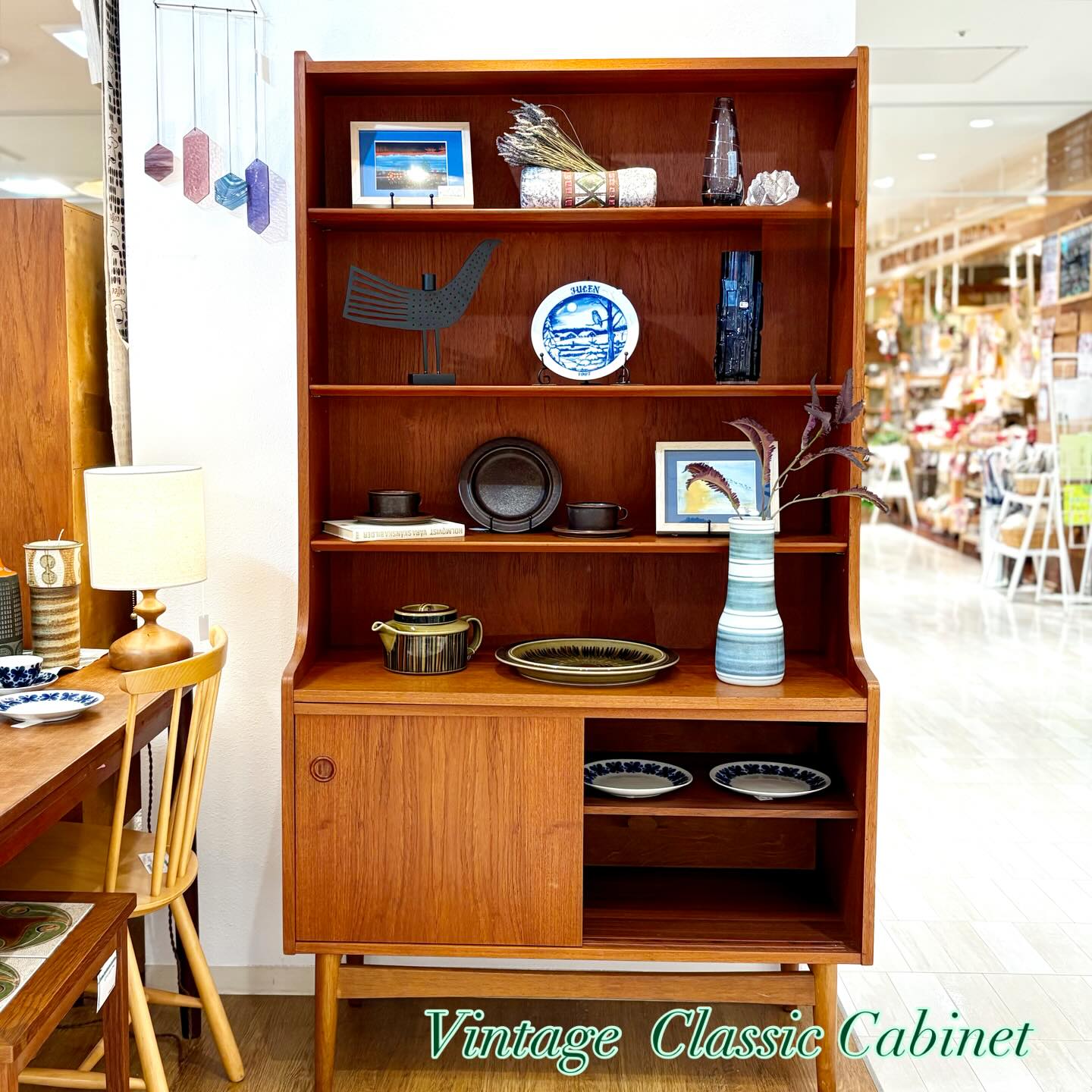 デンマークビンテージの背高キャビネットは、北欧らしいデザイン｜ヴィンテージ北欧家具、インテリア アペテラ 仙台パルコB1F