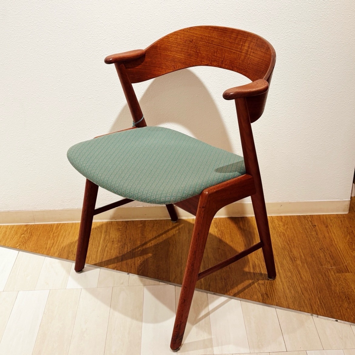 カイ・クリスチャンセンのチーク製ネイルチェアが入荷。ミッドセ｜ヴィンテージ北欧家具、インテリア アペテラ 仙台パルコB1F