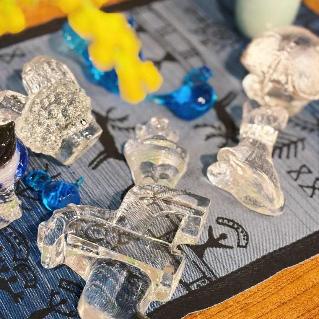 春の光に輝くスウェーデンヴィンテージのガラス動物フィギア。素｜ヴィンテージ北欧家具、インテリア アペテラ 仙台パルコB1F