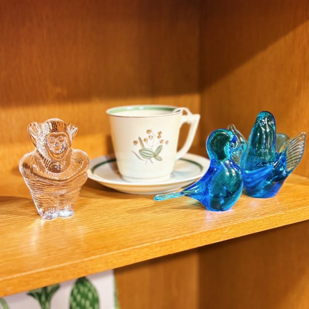 春の光に輝くスウェーデンヴィンテージのガラス動物フィギア。素｜ヴィンテージ北欧家具、インテリア アペテラ 仙台パルコB1F