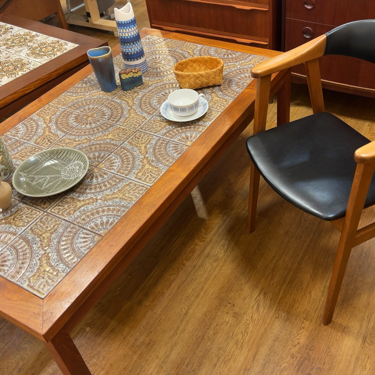 落ち着いた部屋づくりにタイルテーブルは最適。アートのような美｜ヴィンテージ北欧家具、インテリア アペテラ 仙台パルコB1F