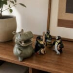 前回完売したタイの小さな陶器フィギュアが再入荷。人気シリーズに新たな動物たちが加わり、棚やデスク、窓辺に飾れる愛らしい姿